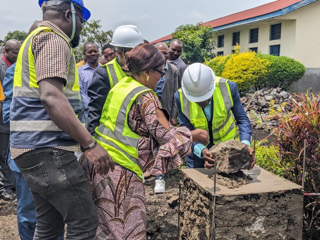 Goma: la CAF procède à la construction et équipements de 5 salles de classes mais aussi l’aménagement d’une aire de Jeux à l’institut Uwezo